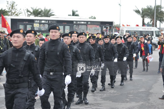 Người hâm mộ Việt Nam nhuộm đỏ sân bay Nội Bài Người hâm mộ Việt Nam nhuộm đỏ sân bay Nội Bài